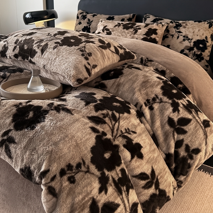 91家纺网 家纺一手货源 找家纺 居易简 2025新款亲肤保暖皮草绒牛奶绒AB面美拉德抽条兔毛绒四件套 简爱时尚