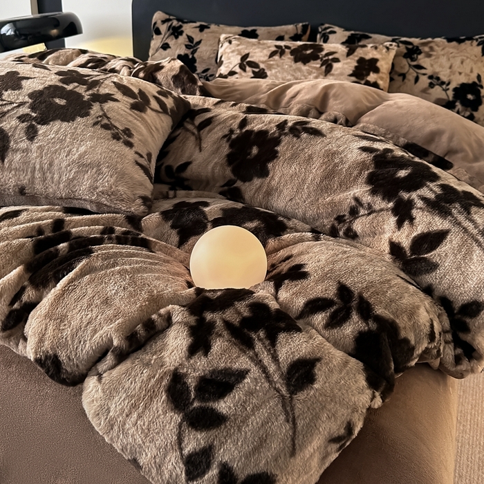 91家纺网 家纺一手货源 找家纺 居易简 2025新款亲肤保暖皮草绒牛奶绒AB面美拉德抽条兔毛绒四件套 简爱时尚