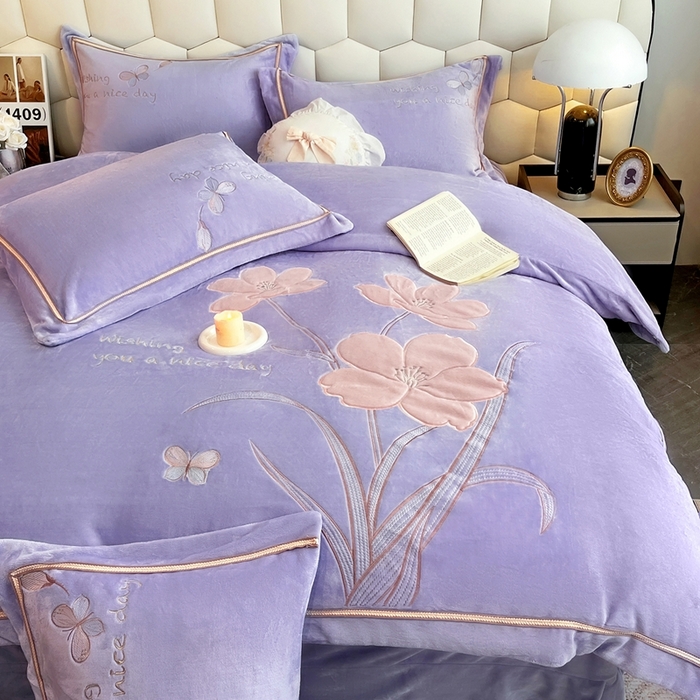 91家纺网 家纺一手货源 找家纺 （总）孟鑫家纺 2025新款230克高克重宽边织带压线牛奶贴布绣花四件套-蝴蝶兰系列