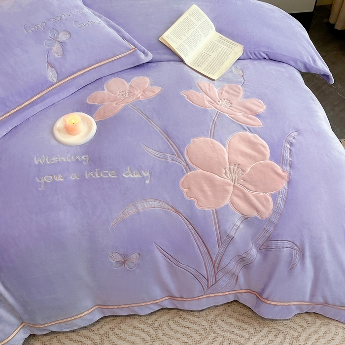 91家纺网 家纺一手货源 找家纺 （总）孟鑫家纺 2025新款230克高克重宽边织带压线牛奶贴布绣花四件套-蝴蝶兰系列