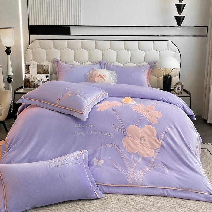 91家纺网 家纺一手货源 找家纺 （总）孟鑫家纺 2025新款230克高克重宽边织带压线牛奶贴布绣花四件套-蝴蝶兰系列