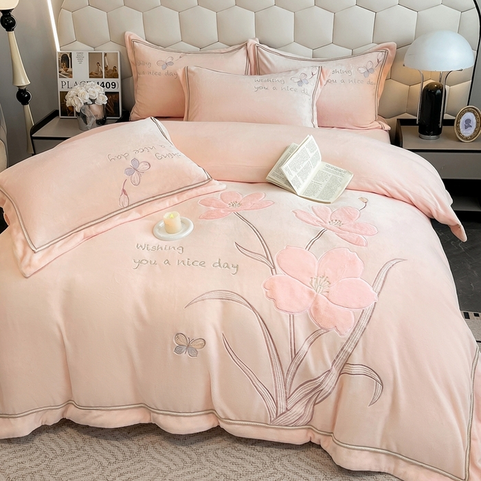 91家纺网 家纺一手货源 找家纺 （总）孟鑫家纺 2025新款230克高克重宽边织带压线牛奶贴布绣花四件套-蝴蝶兰系列