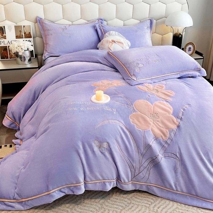 91家纺网 家纺一手货源 找家纺 （总）孟鑫家纺 2025新款230克高克重宽边织带压线牛奶贴布绣花四件套-蝴蝶兰系列