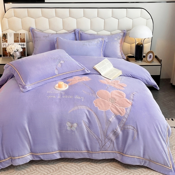 91家纺网 家纺一手货源 找家纺 （总）孟鑫家纺 2025新款230克高克重宽边织带压线牛奶贴布绣花四件套-蝴蝶兰系列