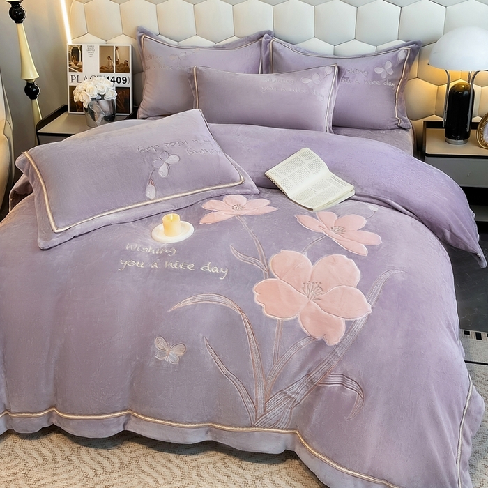 91家纺网 家纺一手货源 找家纺 （总）孟鑫家纺 2025新款230克高克重宽边织带压线牛奶贴布绣花四件套-蝴蝶兰系列