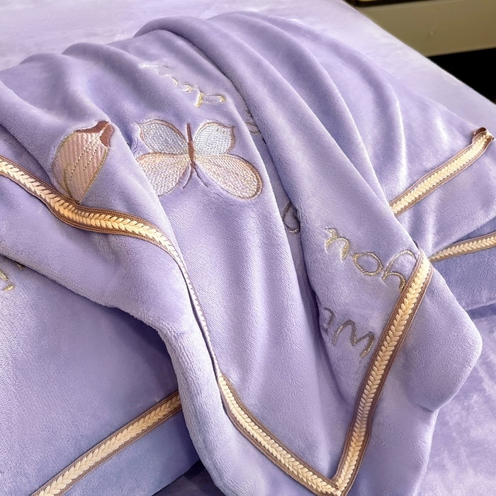 91家纺网 家纺一手货源 找家纺 （总）孟鑫家纺 2025新款230克高克重宽边织带压线牛奶贴布绣花四件套-蝴蝶兰系列