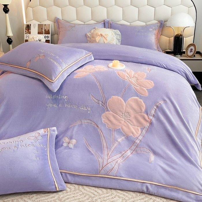 91家纺网 家纺一手货源 找家纺 孟鑫家纺 2025新款230克高克重宽边织带压线牛奶贴布绣花四件套-蝴蝶兰系列 蝴蝶兰-千夏紫