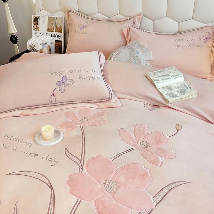 91家纺网 家纺一手货源 找家纺 孟鑫家纺 2025新款230克高克重宽边织带压线牛奶贴布绣花四件套-蝴蝶兰系列 蝴蝶兰-粉玉色