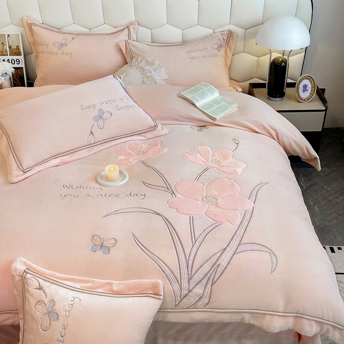 91家纺网 家纺一手货源 找家纺 孟鑫家纺 2025新款230克高克重宽边织带压线牛奶贴布绣花四件套-蝴蝶兰系列 蝴蝶兰-粉玉色