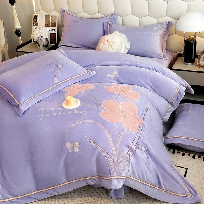 91家纺网 家纺一手货源 找家纺 孟鑫家纺 2025新款230克高克重宽边织带压线牛奶贴布绣花四件套-蝴蝶兰系列 蝴蝶兰-千夏紫