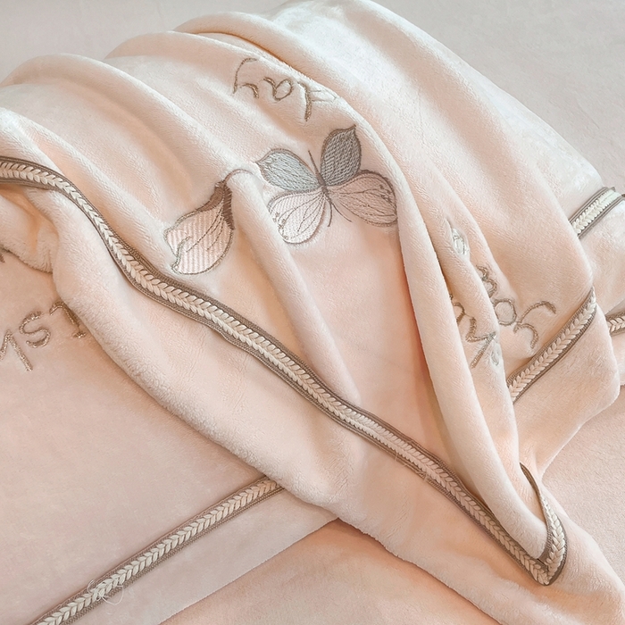 91家纺网 家纺一手货源 找家纺 孟鑫家纺 2025新款230克高克重宽边织带压线牛奶贴布绣花四件套-蝴蝶兰系列 蝴蝶兰-粉玉色