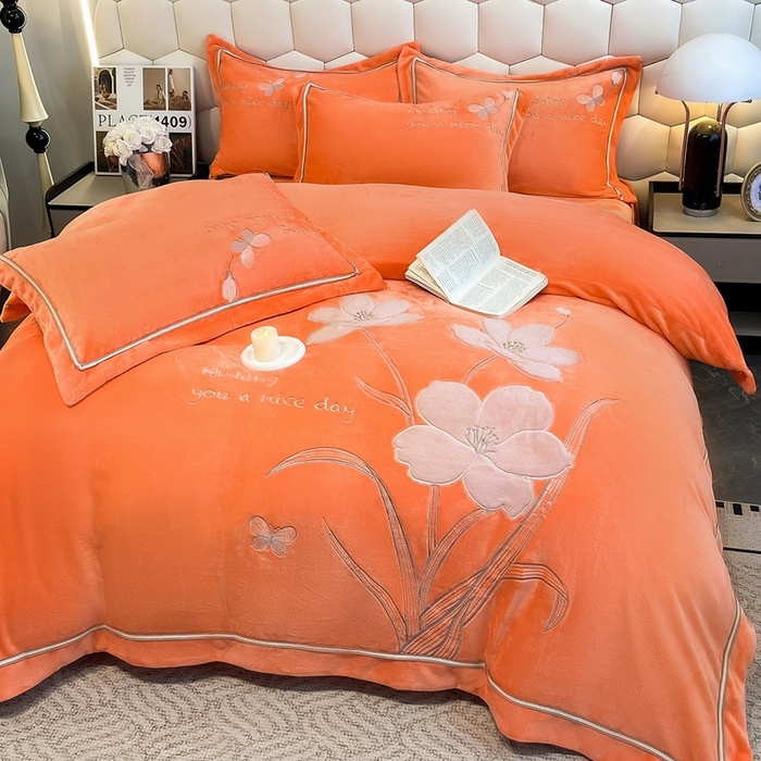 91家纺网 家纺一手货源 找家纺 （总）孟鑫家纺 2025新款230克高克重宽边织带压线牛奶贴布绣花四件套-蝴蝶兰系列