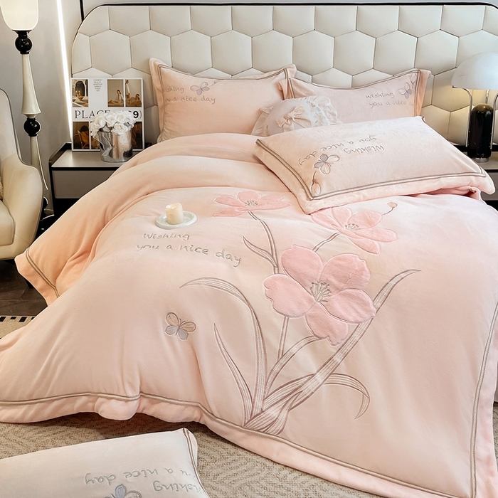 91家纺网 家纺一手货源 找家纺 孟鑫家纺 2025新款230克高克重宽边织带压线牛奶贴布绣花四件套-蝴蝶兰系列 蝴蝶兰-粉玉色