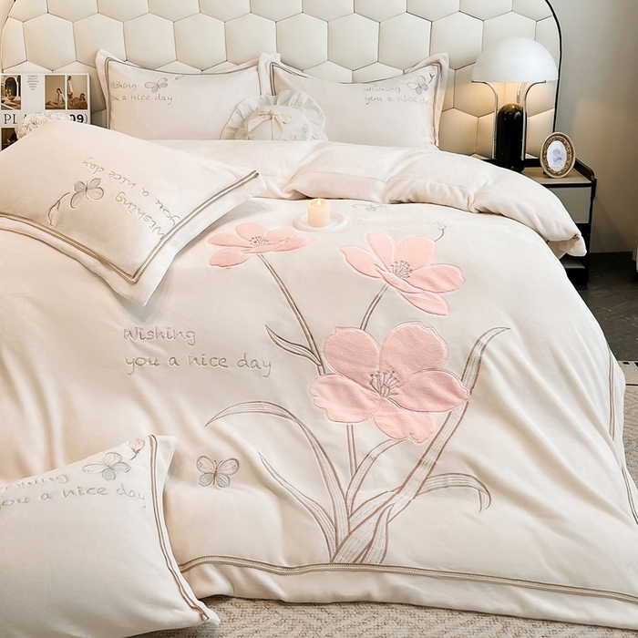 91家纺网 家纺一手货源 找家纺 孟鑫家纺 2025新款230克高克重宽边织带压线牛奶贴布绣花四件套-蝴蝶兰系列 蝴蝶兰-奶昔白