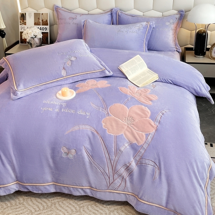 孟鑫家纺 2025新款230克高克重宽边织带压线牛奶贴布绣花四件套-蝴蝶兰系列 蝴蝶兰-千夏紫
