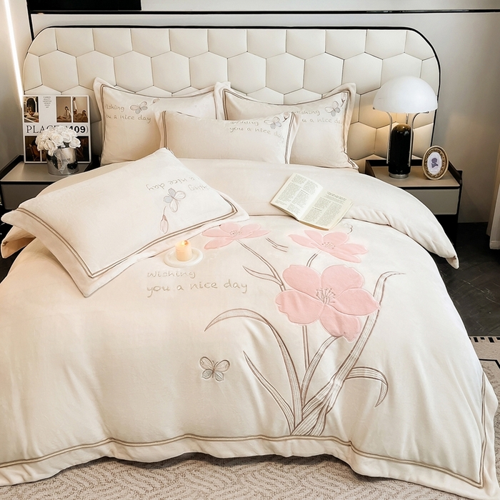 91家纺网 家纺一手货源 找家纺 孟鑫家纺 2025新款230克高克重宽边织带压线牛奶贴布绣花四件套-蝴蝶兰系列 蝴蝶兰-奶昔白