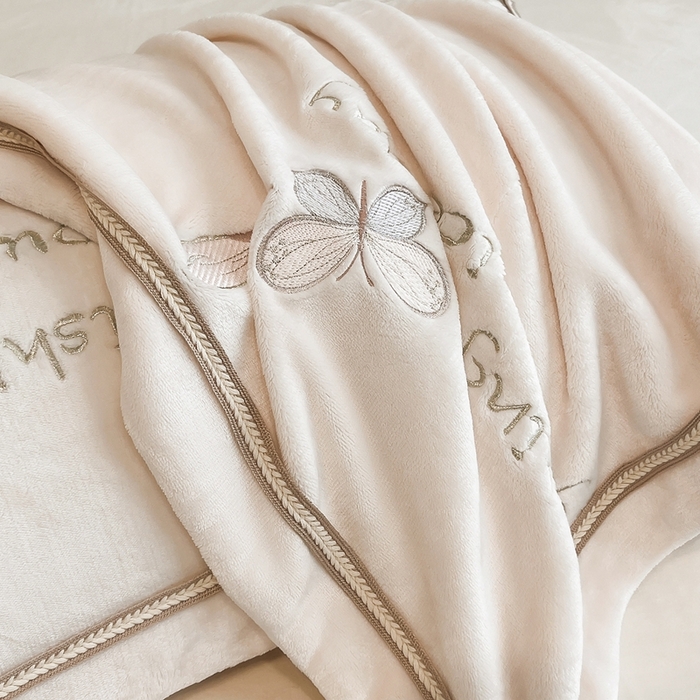 91家纺网 家纺一手货源 找家纺 孟鑫家纺 2025新款230克高克重宽边织带压线牛奶贴布绣花四件套-蝴蝶兰系列 蝴蝶兰-奶昔白