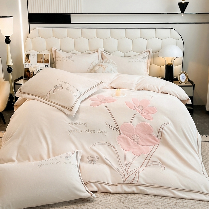 91家纺网 家纺一手货源 找家纺 孟鑫家纺 2025新款230克高克重宽边织带压线牛奶贴布绣花四件套-蝴蝶兰系列 蝴蝶兰-奶昔白