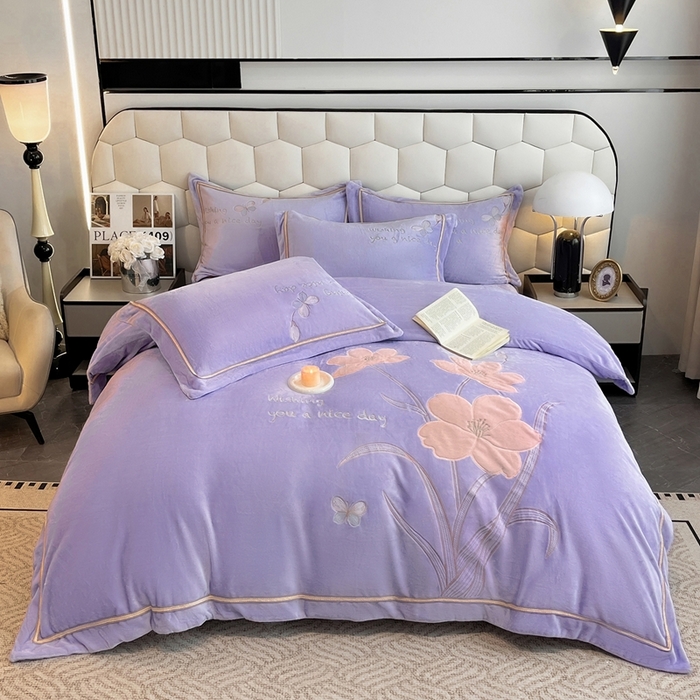 91家纺网 家纺一手货源 找家纺 孟鑫家纺 2025新款230克高克重宽边织带压线牛奶贴布绣花四件套-蝴蝶兰系列 蝴蝶兰-千夏紫