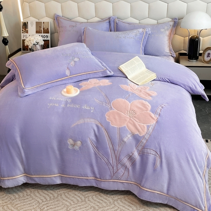 91家纺网 家纺一手货源 找家纺 孟鑫家纺 2025新款230克高克重宽边织带压线牛奶贴布绣花四件套-蝴蝶兰系列 蝴蝶兰-千夏紫