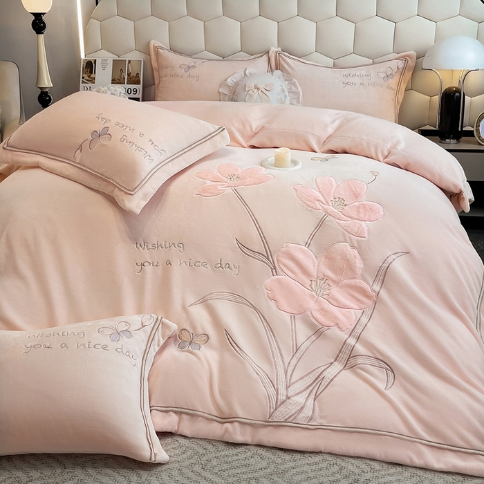 91家纺网 家纺一手货源 找家纺 孟鑫家纺 2025新款230克高克重宽边织带压线牛奶贴布绣花四件套-蝴蝶兰系列 蝴蝶兰-粉玉色