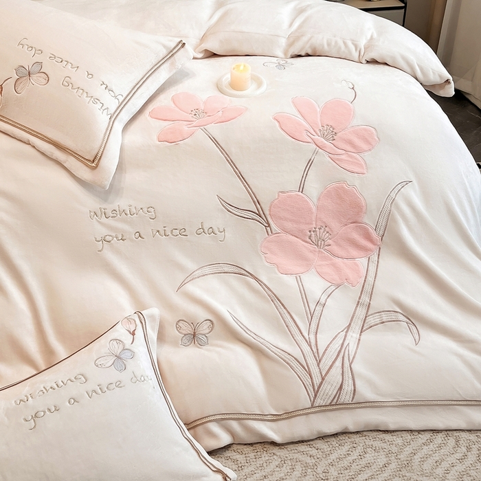 91家纺网 家纺一手货源 找家纺 孟鑫家纺 2025新款230克高克重宽边织带压线牛奶贴布绣花四件套-蝴蝶兰系列 蝴蝶兰-奶昔白