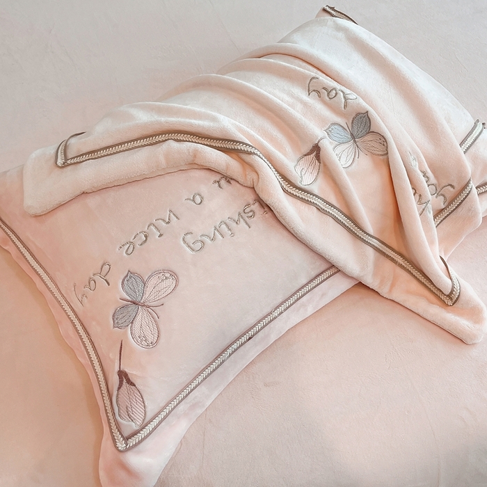 91家纺网 家纺一手货源 找家纺 孟鑫家纺 2025新款230克高克重宽边织带压线牛奶贴布绣花四件套-蝴蝶兰系列 蝴蝶兰-粉玉色