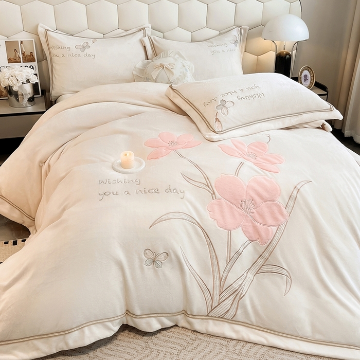 91家纺网 家纺一手货源 找家纺 孟鑫家纺 2025新款230克高克重宽边织带压线牛奶贴布绣花四件套-蝴蝶兰系列 蝴蝶兰-奶昔白