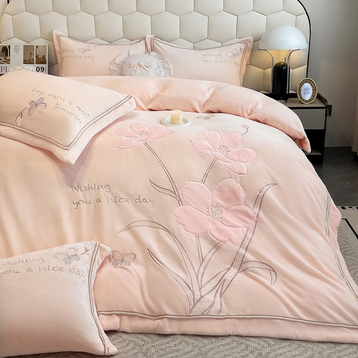 91家纺网 家纺一手货源 找家纺 孟鑫家纺 2025新款230克高克重宽边织带压线牛奶贴布绣花四件套-蝴蝶兰系列 蝴蝶兰-粉玉色