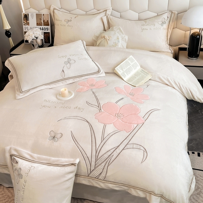 91家纺网 家纺一手货源 找家纺 孟鑫家纺 2025新款230克高克重宽边织带压线牛奶贴布绣花四件套-蝴蝶兰系列 蝴蝶兰-奶昔白