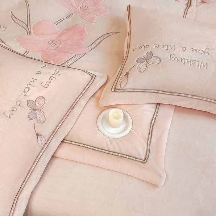 91家纺网 家纺一手货源 找家纺 孟鑫家纺 2025新款230克高克重宽边织带压线牛奶贴布绣花四件套-蝴蝶兰系列 蝴蝶兰-粉玉色