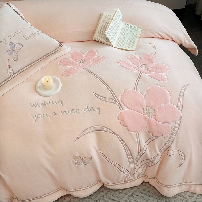 91家纺网 家纺一手货源 找家纺 孟鑫家纺 2025新款230克高克重宽边织带压线牛奶贴布绣花四件套-蝴蝶兰系列 蝴蝶兰-粉玉色