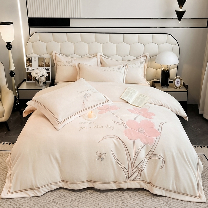 91家纺网 家纺一手货源 找家纺 孟鑫家纺 2025新款230克高克重宽边织带压线牛奶贴布绣花四件套-蝴蝶兰系列 蝴蝶兰-奶昔白