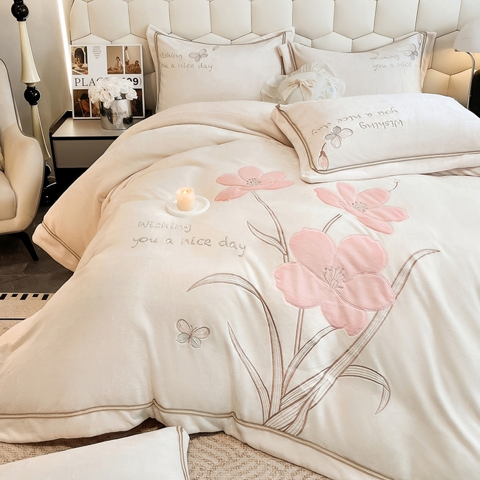 91家纺网 家纺一手货源 找家纺 孟鑫家纺 2025新款230克高克重宽边织带压线牛奶贴布绣花四件套-蝴蝶兰系列 蝴蝶兰-奶昔白