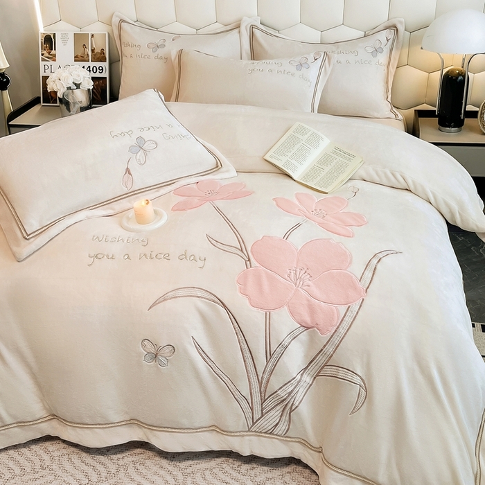 91家纺网 家纺一手货源 找家纺 孟鑫家纺 2025新款230克高克重宽边织带压线牛奶贴布绣花四件套-蝴蝶兰系列 蝴蝶兰-奶昔白