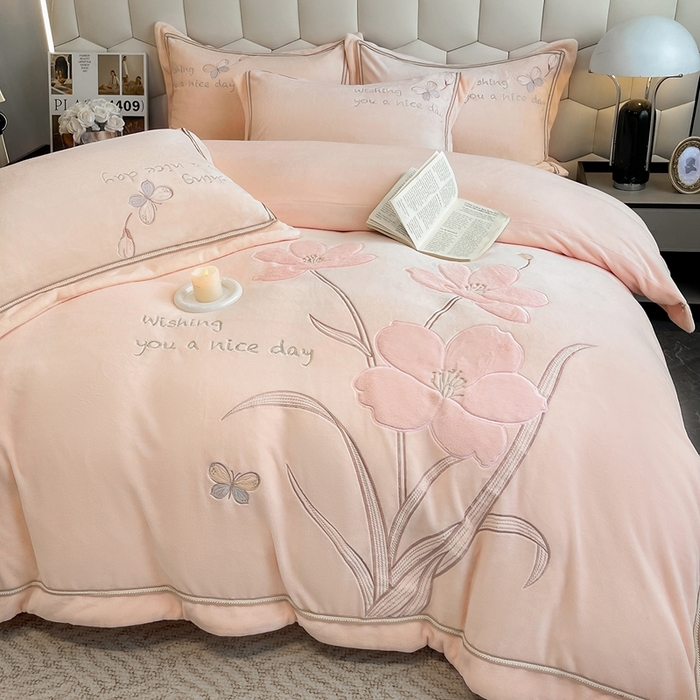 91家纺网 家纺一手货源 找家纺 孟鑫家纺 2025新款230克高克重宽边织带压线牛奶贴布绣花四件套-蝴蝶兰系列 蝴蝶兰-粉玉色