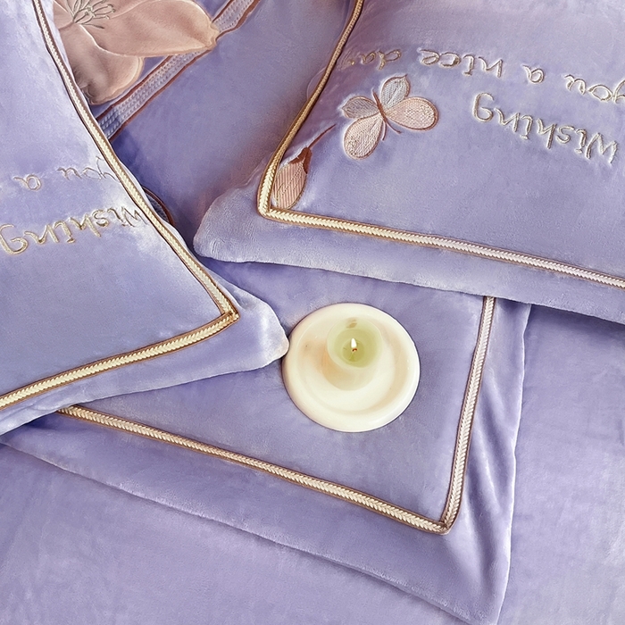 91家纺网 家纺一手货源 找家纺 孟鑫家纺 2025新款230克高克重宽边织带压线牛奶贴布绣花四件套-蝴蝶兰系列 蝴蝶兰-千夏紫