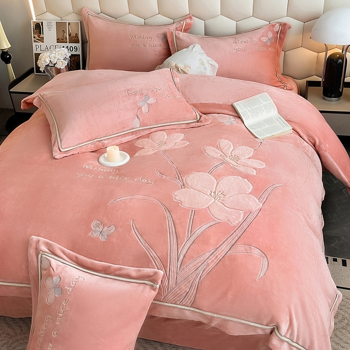 91家纺网 家纺一手货源 找家纺 孟鑫家纺 2025新款230克高克重宽边织带压线牛奶贴布绣花四件套-蝴蝶兰系列 蝴蝶兰-豆沙