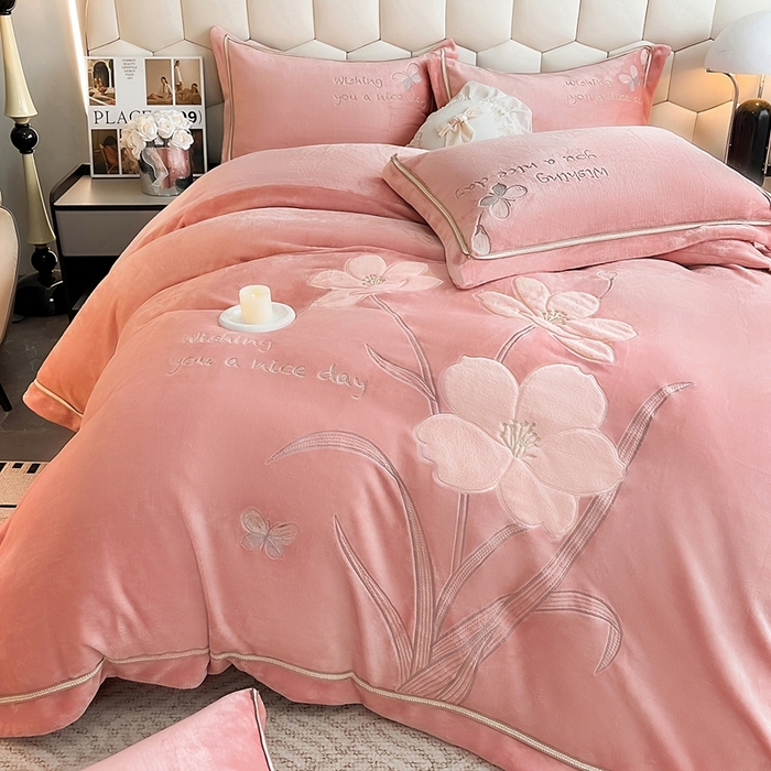 91家纺网 家纺一手货源 找家纺 孟鑫家纺 2025新款230克高克重宽边织带压线牛奶贴布绣花四件套-蝴蝶兰系列 蝴蝶兰-豆沙