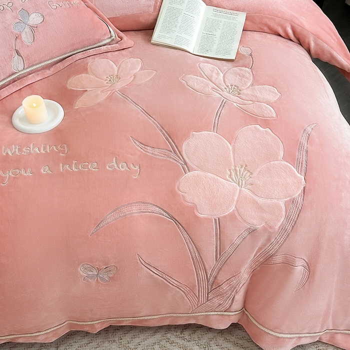 91家纺网 家纺一手货源 找家纺 孟鑫家纺 2025新款230克高克重宽边织带压线牛奶贴布绣花四件套-蝴蝶兰系列 蝴蝶兰-豆沙