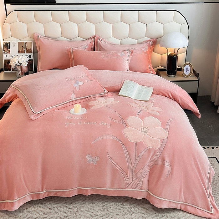 91家纺网 家纺一手货源 找家纺 孟鑫家纺 2025新款230克高克重宽边织带压线牛奶贴布绣花四件套-蝴蝶兰系列 蝴蝶兰-豆沙