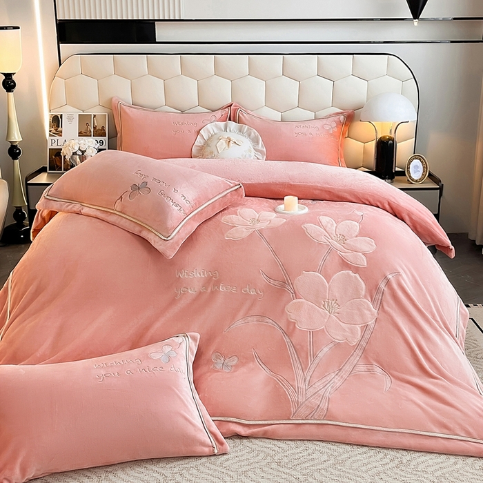 91家纺网 家纺一手货源 找家纺 孟鑫家纺 2025新款230克高克重宽边织带压线牛奶贴布绣花四件套-蝴蝶兰系列 蝴蝶兰-豆沙