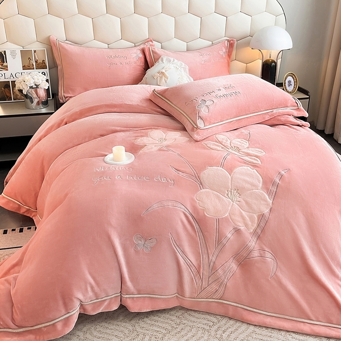 91家纺网 家纺一手货源 找家纺 孟鑫家纺 2025新款230克高克重宽边织带压线牛奶贴布绣花四件套-蝴蝶兰系列 蝴蝶兰-豆沙