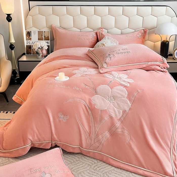 91家纺网 家纺一手货源 找家纺 孟鑫家纺 2025新款230克高克重宽边织带压线牛奶贴布绣花四件套-蝴蝶兰系列 蝴蝶兰-豆沙