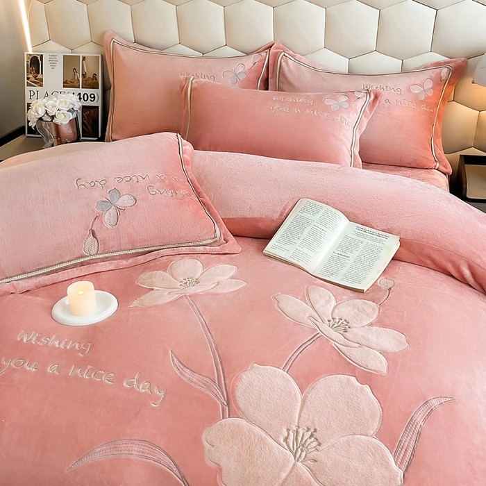 91家纺网 家纺一手货源 找家纺 孟鑫家纺 2025新款230克高克重宽边织带压线牛奶贴布绣花四件套-蝴蝶兰系列 蝴蝶兰-豆沙