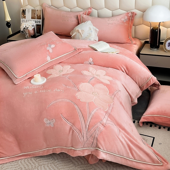 91家纺网 家纺一手货源 找家纺 孟鑫家纺 2025新款230克高克重宽边织带压线牛奶贴布绣花四件套-蝴蝶兰系列 蝴蝶兰-豆沙