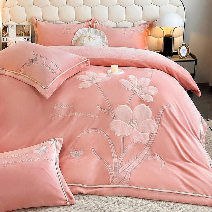 91家纺网 家纺一手货源 找家纺 孟鑫家纺 2025新款230克高克重宽边织带压线牛奶贴布绣花四件套-蝴蝶兰系列 蝴蝶兰-豆沙