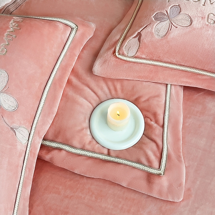 91家纺网 家纺一手货源 找家纺 孟鑫家纺 2025新款230克高克重宽边织带压线牛奶贴布绣花四件套-蝴蝶兰系列 蝴蝶兰-豆沙