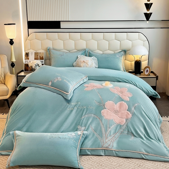 91家纺网 家纺一手货源 找家纺 孟鑫家纺 2025新款230克高克重宽边织带压线牛奶贴布绣花四件套-蝴蝶兰系列 蝴蝶兰-湖绿