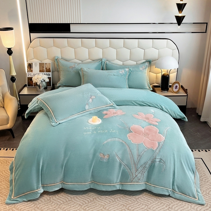 91家纺网 家纺一手货源 找家纺 孟鑫家纺 2025新款230克高克重宽边织带压线牛奶贴布绣花四件套-蝴蝶兰系列 蝴蝶兰-湖绿